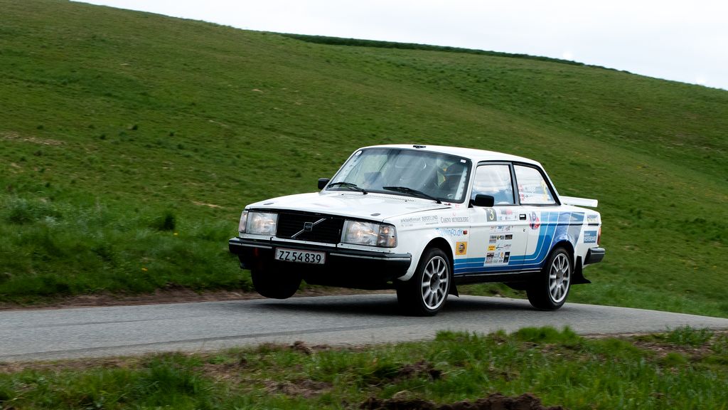 Kurt Mejer og Steen Bøgelund er passerer her en af de mange små toppe på en af hastighedsprøverne i DIS Rally Yding 2024
(Foto: rallypics.dk / Viggo Johansen)